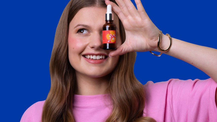 De ontwerper maakt productetiketten