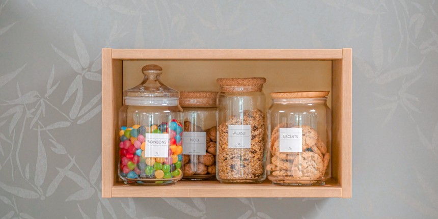 Voorraadpotten voorzien van etiketten in kast
