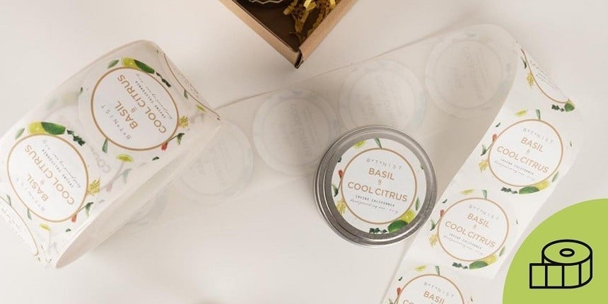 Cremekleurige etiketten met structuur op rol