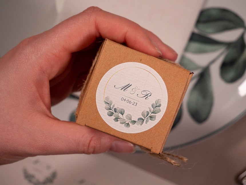 Close-up van etiket of sticker van cremekleurig materiaal met structuur