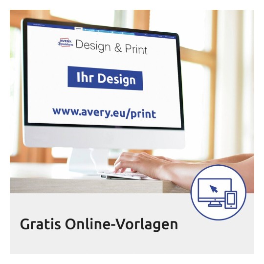De afbeelding toont een computerscherm met de boodschap 'Design & Print' en een link naar de Avery-website voor online ontwerpen. Er is een hand zichtbaar die een toetsenbord aanraakt. Onderaan staat 'Gratis Online-Vorlagen'.