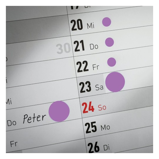 Het is een kalender met data van een week. Op 24 staat in het rood 'Peter' geschreven op zaterdag. Verschillende dagen hebben paarse cirkels ernaast.