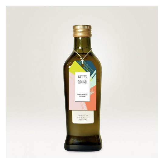 Dit is een fles met olijfolie, met een kleurr etiquet waar 'Natives Olivenöl' op staat, afgebeeld in een neutrale achtergrond.
