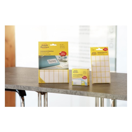 Drie verpakkingen van Avery Zweckform multifunctionele etiketten op een tafel. De verpakkingen bevatten etiketten in verschillende maten.