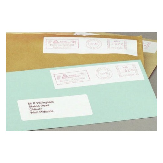 De afbeelding toont een blauwe en een bruine envelop, beide bevatten boodschappen of adresseringen. De blauwe envelop heeft een duidelijk zichtbaar adres, terwijl de bruine meer algemeen lijkt en meerdere poststempels heeft.