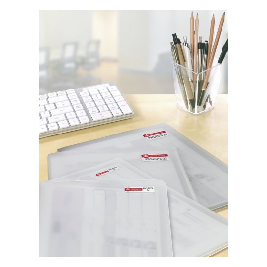 Het beeld toont een bureau met een toetsenbord, een houder voor schrijfgerei gevuld met pennen en potloden, en verschillende doorzichtige mappen met labels voor projecten.