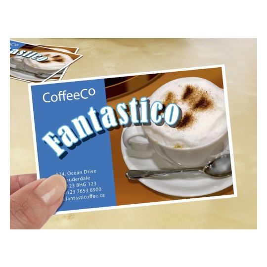 Deze afbeelding toont een koffiekaart van CoffeeCo met de tekst 'Fantastico', waaronder een foto van een cappuccino in een kopje. De achtergrond is beige en er is een lepel naast de kop.