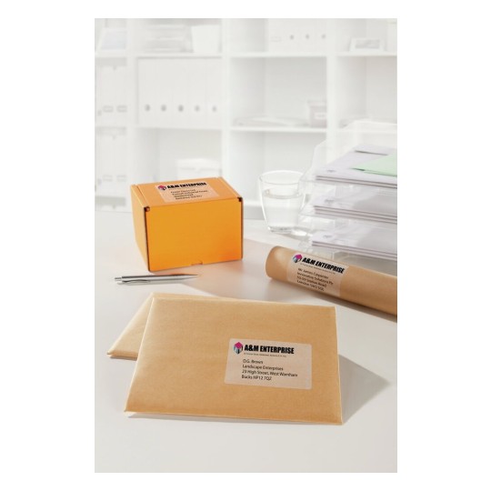 De afbeelding toont een kantooromgeving met een oranje doos, twee brieven in omgevingslicht en een pen. De verpakkingen bevatten labels van A&M Enterprise en zijn voor verschillende ontvangers. Achtergrond is een kast met georganiseerde mappen.