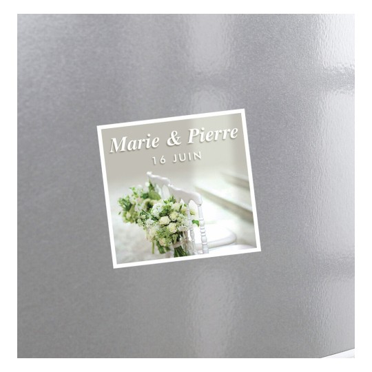 De afbeelding bevat een kaart of uitnodiging voor een evenement, met de namen 'Marie & Pierre' en de datum '16 JUNI'. Op de achtergrond staan bloemen en een trap, wat een feestelijke sfeer geeft.