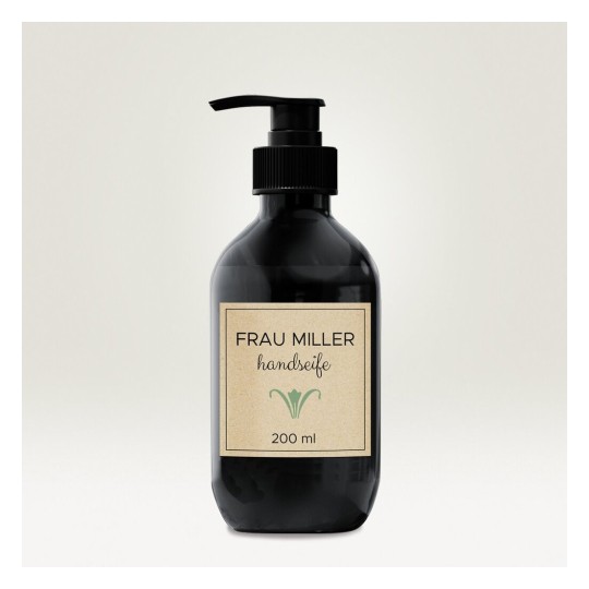 Dit is een zwarte pompflacon met een etiket waarop 'FRAU MILLER handseife' staat, inhoud 200 ml.