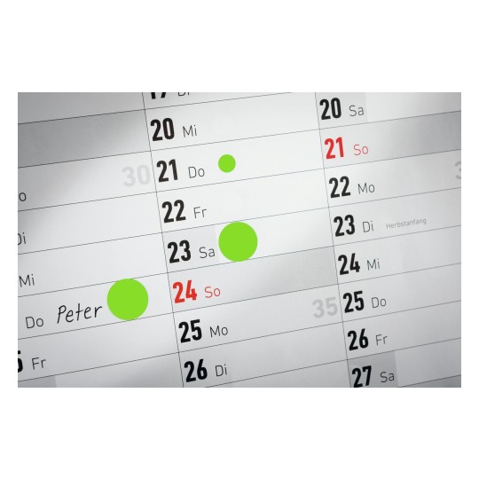 Dit is een kalender met datums, waarop belangrijke dagen met groene stippen zijn gemarkeerd. De naam 'Peter' staat op de 24e en is gemarkeerd met een groene stip.