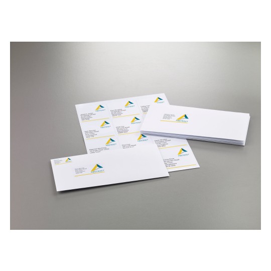 De afbeelding toont verschillende enveloppen met adressen en een logo van 'ABSTRACT'. De enveloppen zijn op een gladde, lichtgrijze ondergrond geplaatst.