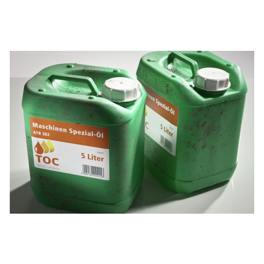 Twee groene jerrycans met Maschinen Spezial-Öl etiketten en een inhoud van 5 liter.