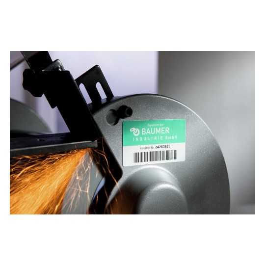 De afbeelding toont een machineonderdeel met een etiket van Baumer Industrie GmbH en vonken die uit een draaiend onderdeel komen.