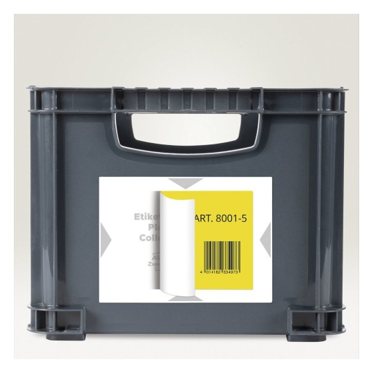 De afbeelding toont een grijze kunststof doos met een etiket aan de voorkant dat gedeeltelijk is opgerold. Het etiket bevat informatie zoals 'Artikel 8001-5' en een streepjescode.