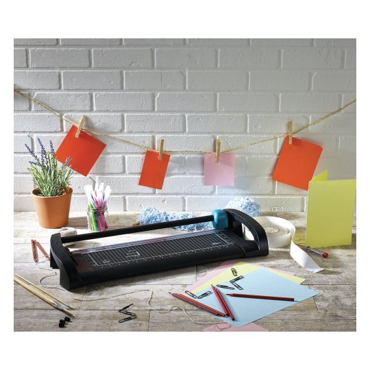 In deze afbeelding zien we een knutselset met een papier snijmachine, gekleurde kaarten, schrijfmateriaal, en een pot met lavendel. De kaarten hangen aan een touw bevestigd met knijpers.