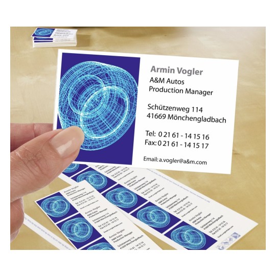 Dit is een afbeelding van een visitekaartje met een grafisch ontwerp in blauw en wit. De kaart geeft contactinformatie, inclusief naam, functie en adres.