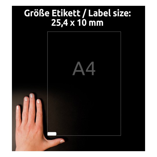 Het toont een hand die naast een doorzichtige A4-label met de afmetingen 25,4 x 10 mm staat.