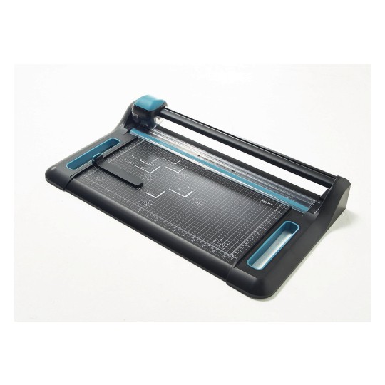 Dit is een papercutter met een zwart-blauwe afwerking, inclusief een snijmat en liniaal.