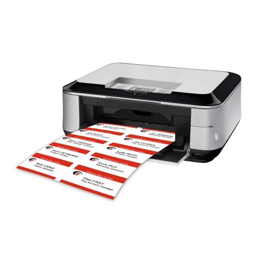 De afbeelding toont een printer die visitekaartjes afdrukt met verschillende namen en functies.
