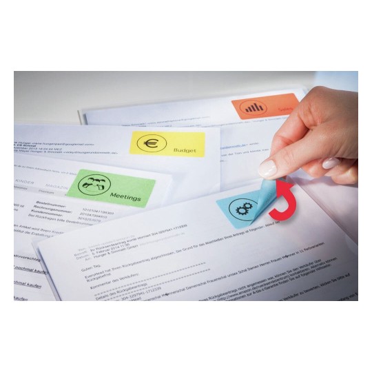 De afbeelding toont verschillende documenten met gekleurde labels zoals 'Budget', 'Meetings' en een pictogram van een tandwiel, waarbij iemand een sticker van een document afpelt.