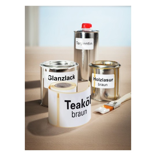 De afbeelding toont verschillende blikken verf en een kwast. Er zijn metalen blikken met labels zoals 'Glanzlack', 'Holzlazur', en een pot met 'Terpentin' in het midden. Daarnaast ligt er een rol met 'Teaköl' op een houten oppervlak.