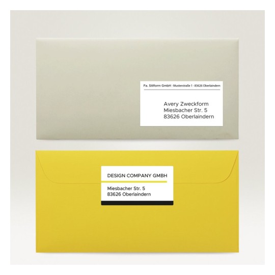 De afbeelding toont twee enveloppen: één grijs met een adreslabel voor Avery Zweckform en één geel met een adreslabel voor DESIGN COMPANY GMBH. Beide enveloppen zijn eenvoudig maar kleurrijk.