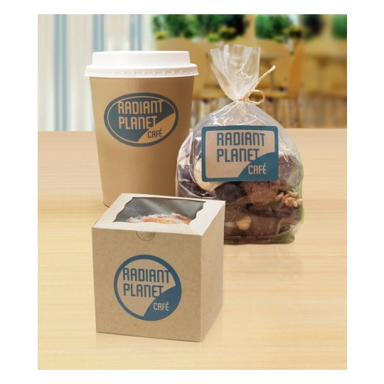 Deze afbeelding toont een koffiebeker, een zak met snoep en een doosje met wat lijkt op een gebakje, allemaal van het Radiant Planet Café.