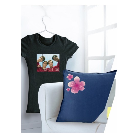 De afbeelding toont een zwart t-shirt met een foto van drie mensen op de voorkant, en een kussen met een bloemig ontwerp dat op een witte bank ligt.