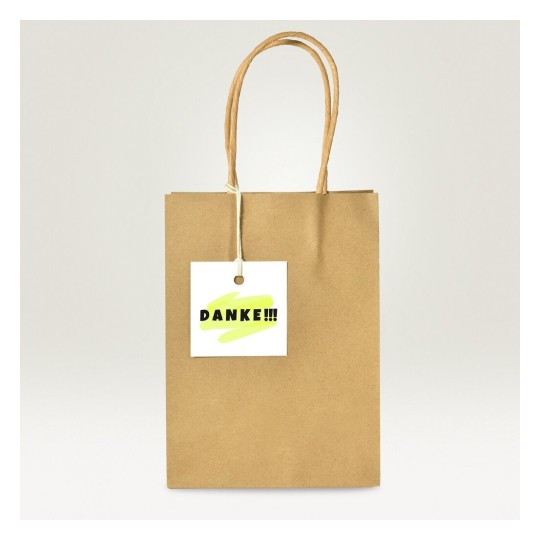 Een bruin papieren tas met een 'Danke!!!' label eraan bevestigd.
