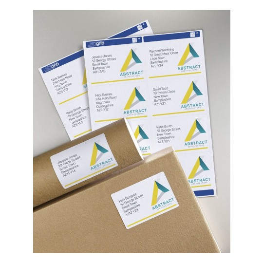 De afbeelding toont verschillende adreslabels met de naam en het adres van personen, evenals het logo van een architectuurbureau genaamd 'Abstract Architecture'. De labels zijn op een oppervlak geplaatst, samen met een paar omslagen.