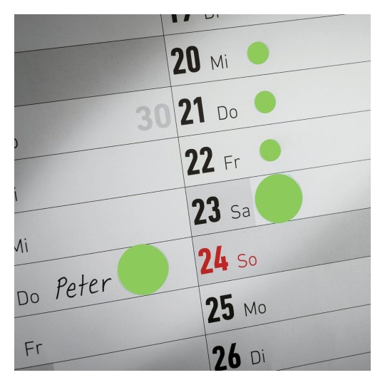 Het is een gedeelte van een kalender met de data 20 tot 26 en enkele gemarkeerde dagen. Er is ook een naam 'Peter' geschreven op de 24e.