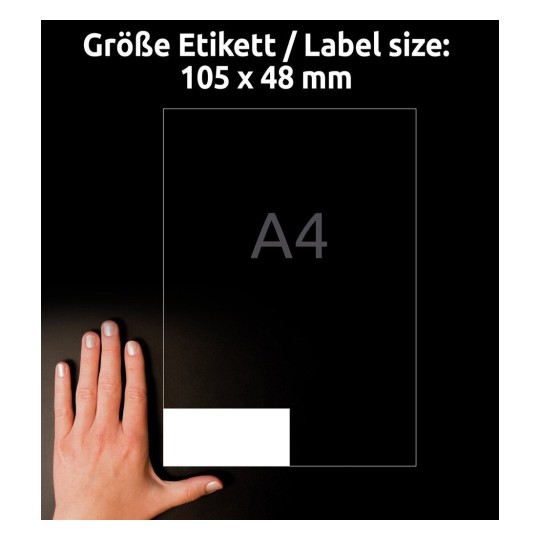 Dit is een afbeelding van een etiket met de afmetingen 105 x 48 mm, vergeleken met een hand. A4 wordt genoemd.