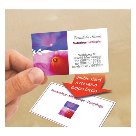 Dit is een afbeelding van een visitekaartje voor een natuuresmetiek specialist. Het kaartje toont een bloemafbeelding en bevat contactinformatie zoals naam, adres en telefoonnummers.