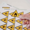 Weprint driehoekige waarschuwingsetiketten op vellen
