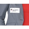 De afbeelding toont een close-up van een persoon in een grijze blazer met een naamlabel. Het label bevat de naam 'Julia SMITH' en het woord 'Marketing'.