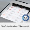 De afbeelding toont een printer die visitekaartjes afdrukt. De kaarten hebben namen en een adres, en er is een TÜV-keurmerk zichtbaar dat de printeren labelt als getest en goedgekeurd.