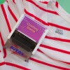 De afbeelding toont een kledingstempel van Avery op een gestreepte shirt. Het shirt heeft rode en witte strepen en een label met de naam 'Laura Bayard'.