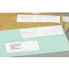 De afbeelding toont een blauwe en een bruine envelop, beide bevatten boodschappen of adresseringen. De blauwe envelop heeft een duidelijk zichtbaar adres, terwijl de bruine meer algemeen lijkt en meerdere poststempels heeft.