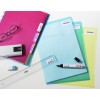 De afbeelding toont verschillende gekleurde mappen, een liniaal, een markeerstift, een gum en een paar brillen. De mappen zijn gelabeld met woorden als 'ANGEBOTE', 'PROJEKTE', en 'BUDGET'.