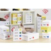 De afbeelding toont een display van schoenen met kortingen, gesorteerd in dozen en een bord met kortingspercentages.