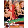 De afbeelding toont een levendige casinoscène met vier stijlvolle mensen die aan een speeltafel staan. Ze lachen en poseren, terwijl er fiches en spelmateriaal op de tafel liggen. Het geheel heeft een feestelijke sfeer.