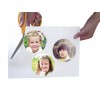 Een hand houdt een papiertje met daarin drie gefotoshopte afbeeldingen van kinderen en een jongen terwijl het wordt geknipt.