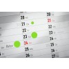 Dit is een kalender met datums, waarop belangrijke dagen met groene stippen zijn gemarkeerd. De naam 'Peter' staat op de 24e en is gemarkeerd met een groene stip.