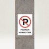 Een bord met de tekst 'Parkeren Verboden', met een doorhaling van de letter P, dat aangeeft dat parkeren niet is toegestaan.