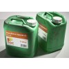 Twee groene jerrycans met Maschinen Spezial-Öl etiketten en een inhoud van 5 liter.