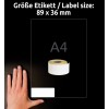 De afbeelding toont een hand naast een rol witte etiketten, met de labelgrootte van 89 x 36 mm en een A4-formaat ter referentie.