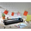 In deze afbeelding zien we een knutselset met een papier snijmachine, gekleurde kaarten, schrijfmateriaal, en een pot met lavendel. De kaarten hangen aan een touw bevestigd met knijpers.