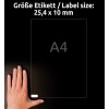 Het toont een hand die naast een doorzichtige A4-label met de afmetingen 25,4 x 10 mm staat.
