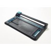 Dit is een papercutter met een zwart-blauwe afwerking, inclusief een snijmat en liniaal.